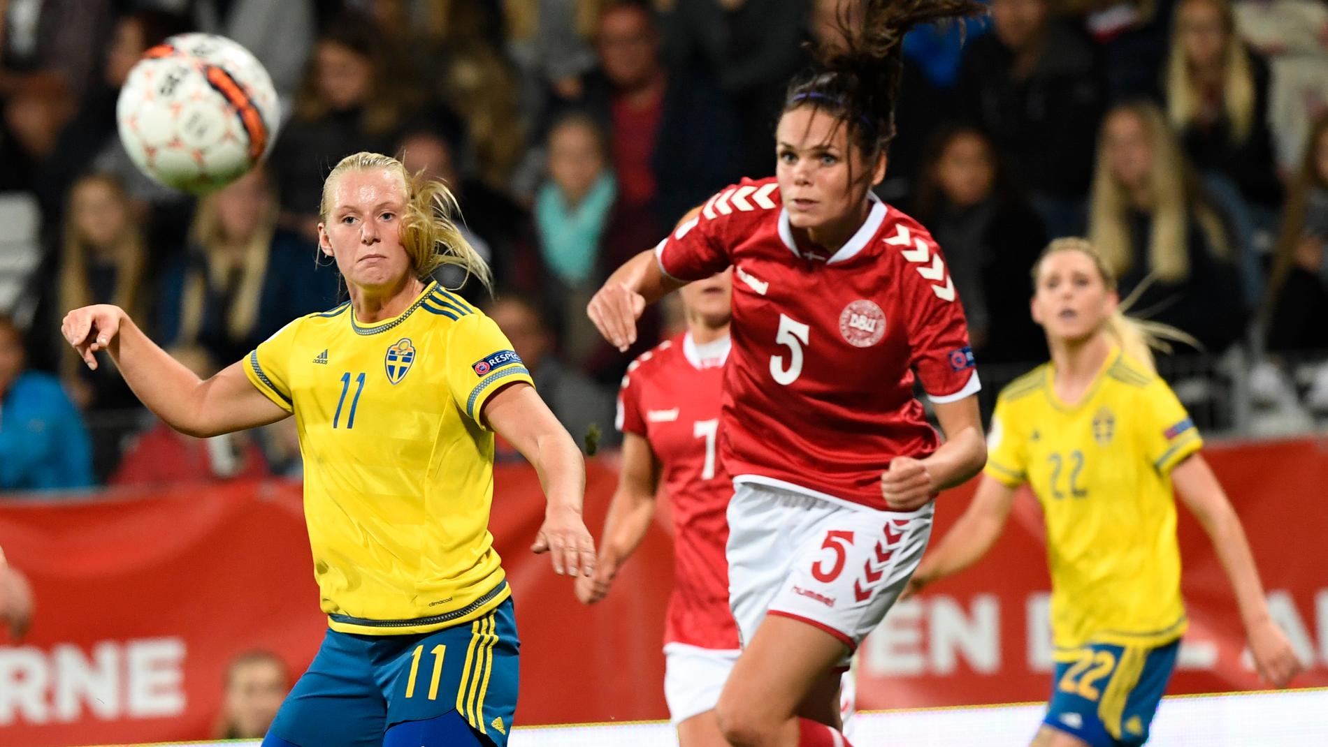 Simone Boye Sørensen i duell med Stina Blackstenius i EM-kvalmatchen mellan Danmark och Sverige i september förra året. Arkivbild.
