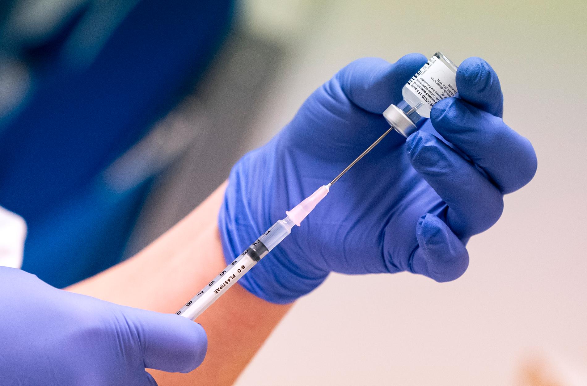 Om inte alla i världen får vaccinet finns det större risk att viruset kan mutera, förklarar experterna.