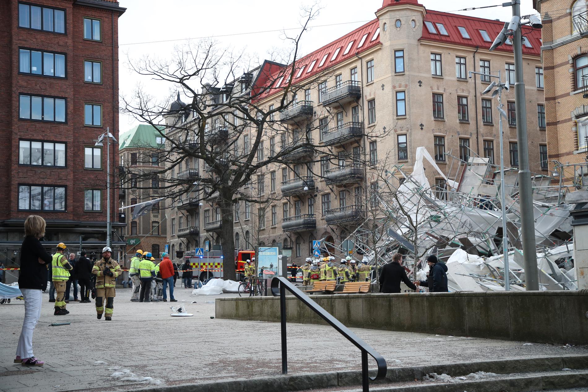 En stor byggnadställning på Avenyn i Göteborg rasade på tisdagseftermiddagen