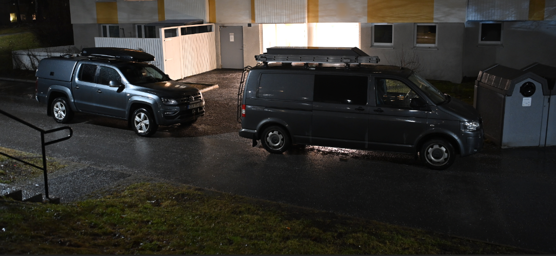 Stockholmspolisen slog till med en stor insats mot adressen i Skogås på fredagskvällen. 