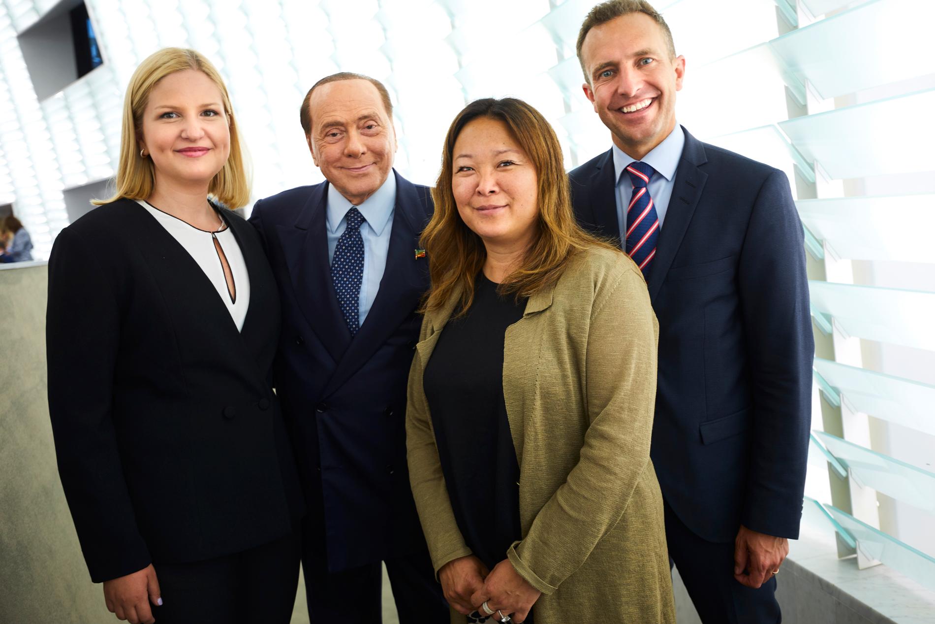 Svenska M-ledamöterna i EU-parlamentet Arba Kokalari, Jessica Polfjärd och Tomas Tobé tillsammans med italienske kollegan Silvio Berlusconi.
