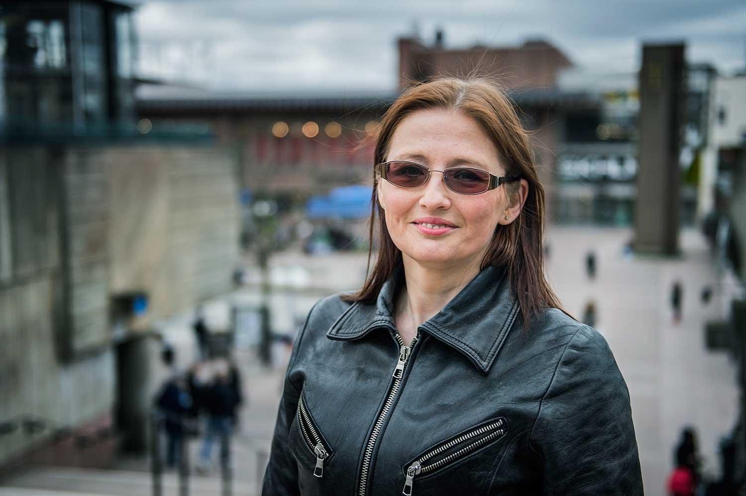 "Jag skulle vilja se fler födda från Sverige här, men det är också positivt med alla från andra kulturer", säger Natalja Zinovjeva, 45, om Skärholmen.