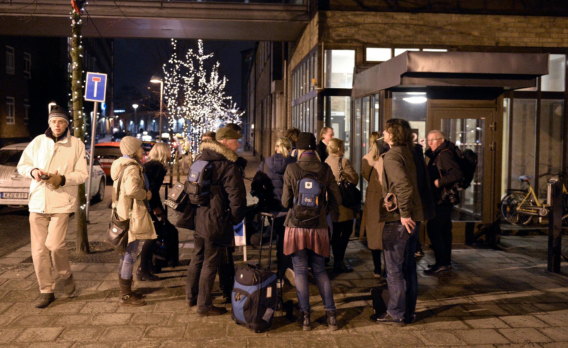 Media samlas utanför Karolinska sjukhuset i Solna.