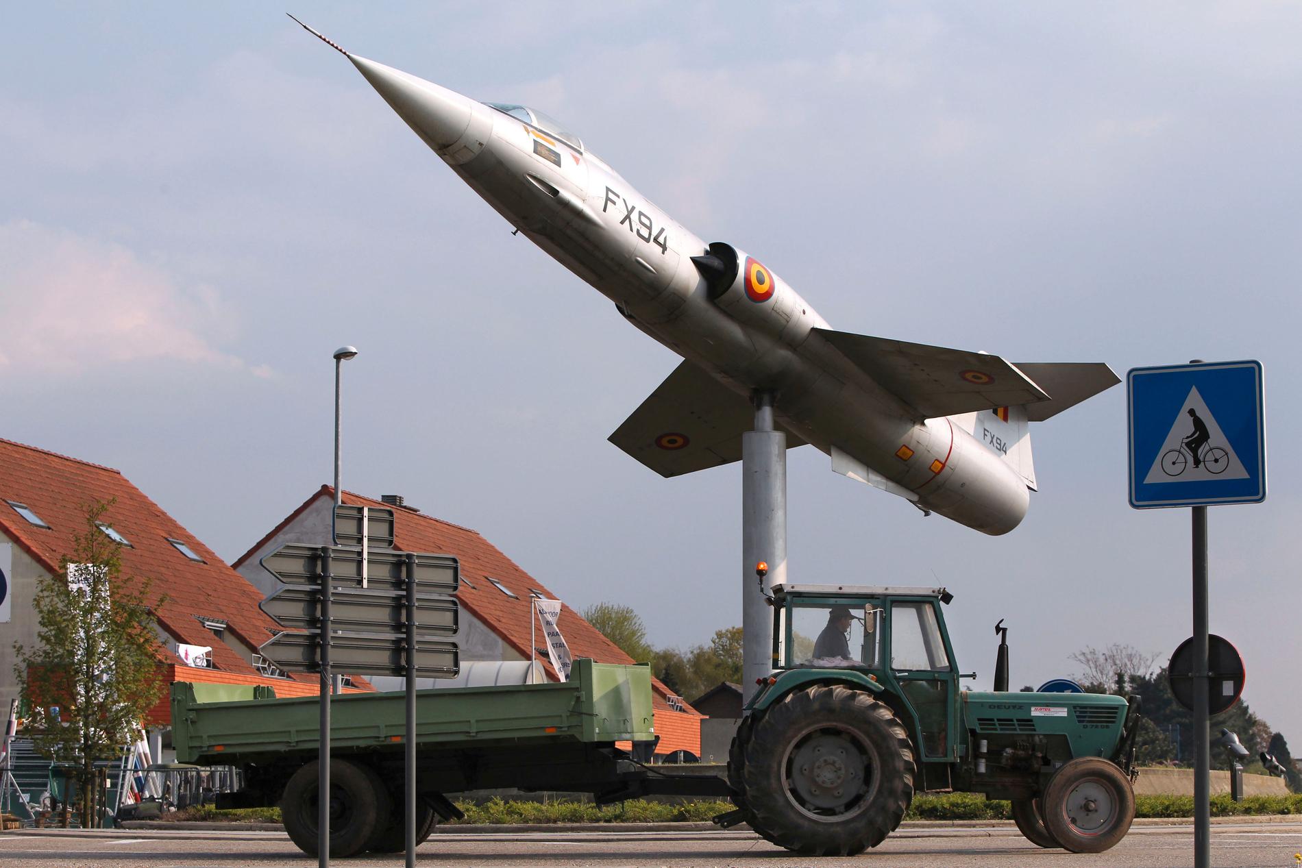 Ett jaktplan står staty vid Grote Brogel i Belgien, nära flygbasen Kleine Brogel. Arkivfoto.
