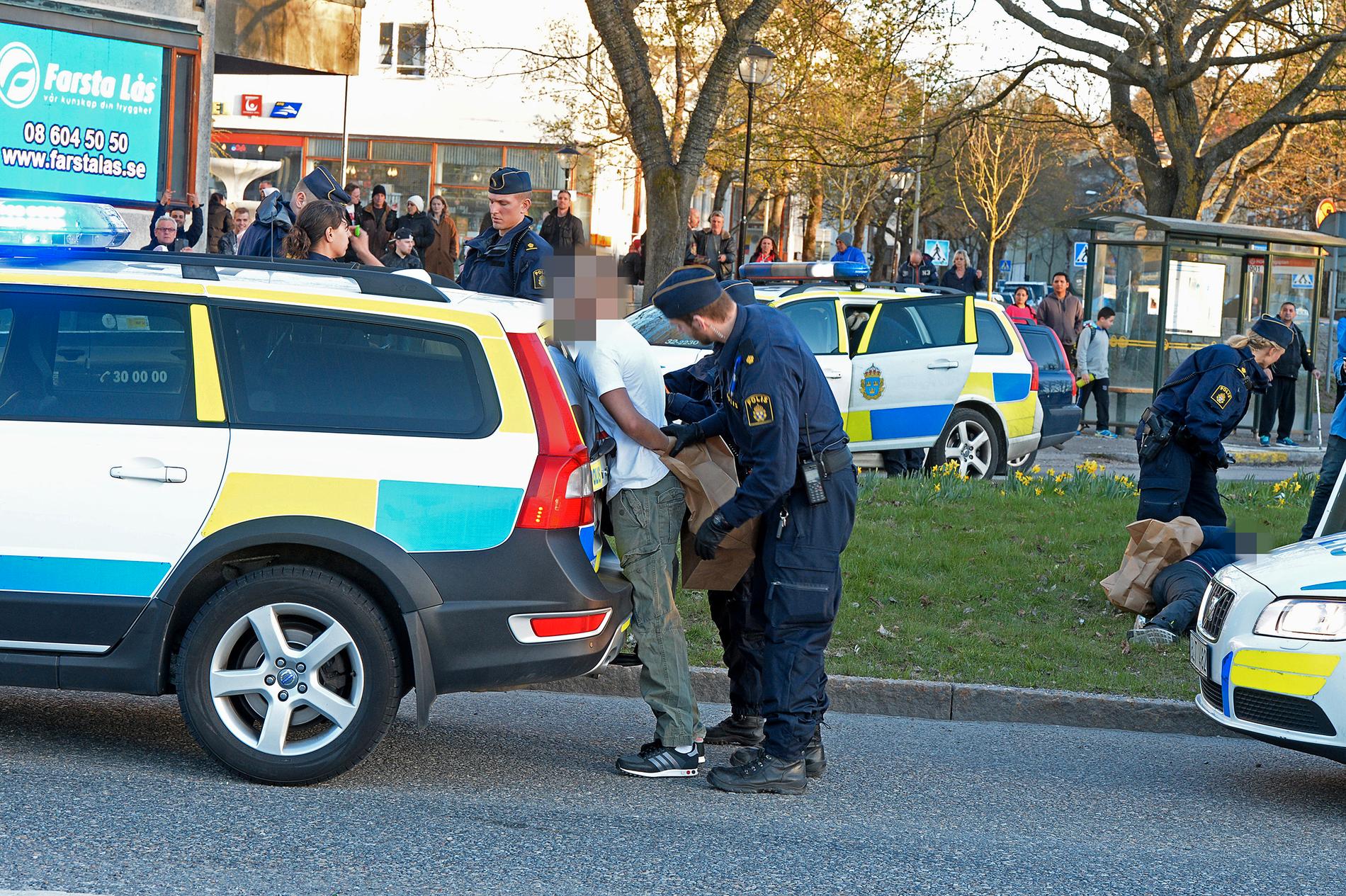 Fyra personer grips av polis efter skjutning i Hässelby Gård.