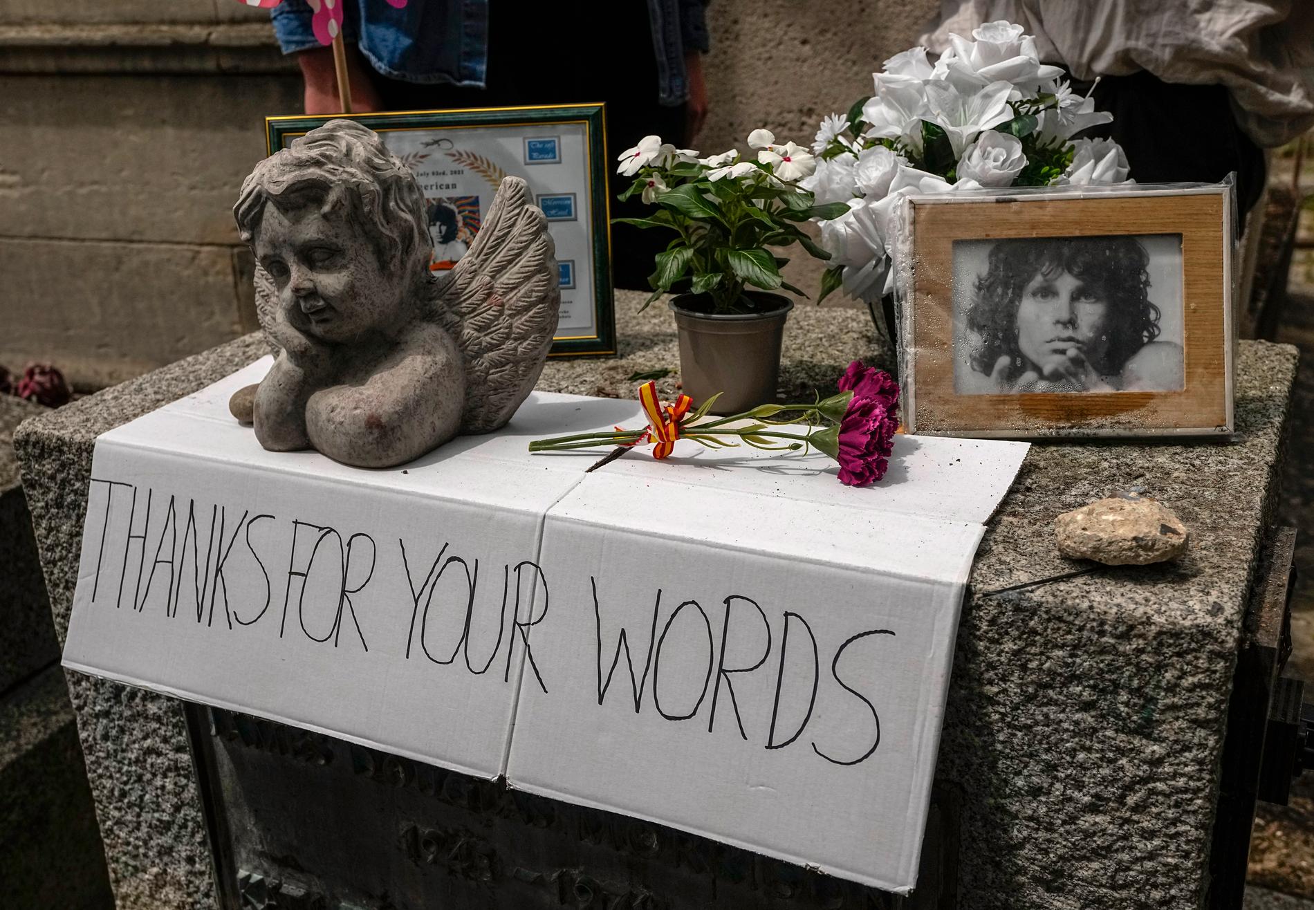 Den 3 juli samlades fans vid Jim Morrisons grav på kyrkogården Père-Lachaise i Paris, i samband med 50-årsdagen efter den legendariske sångarens död. Arkivbild.