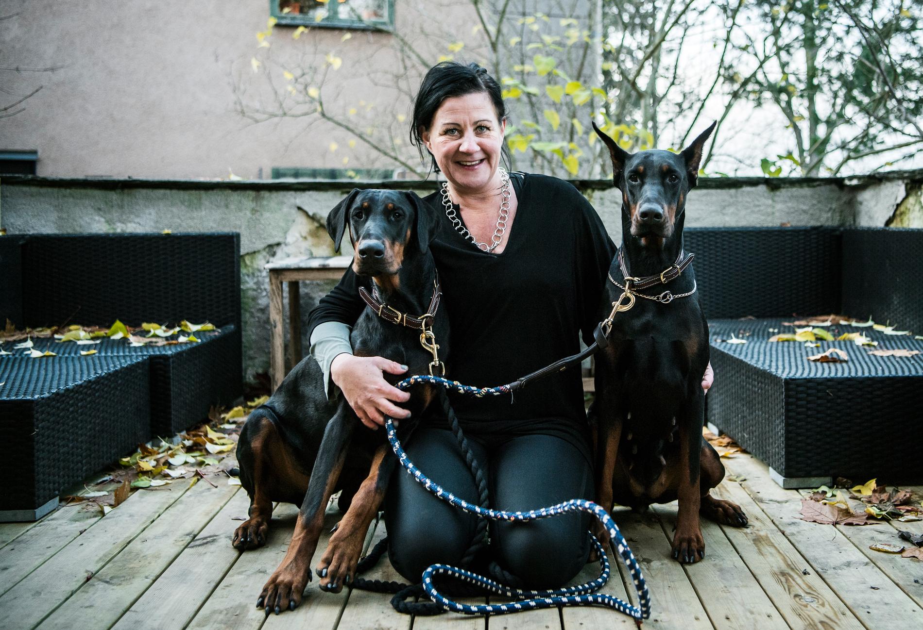 Anna-Karin har själv hundarna Inca och Vito (som hade öronen kuperade innan han kom till henne), som jobbar på boendet.