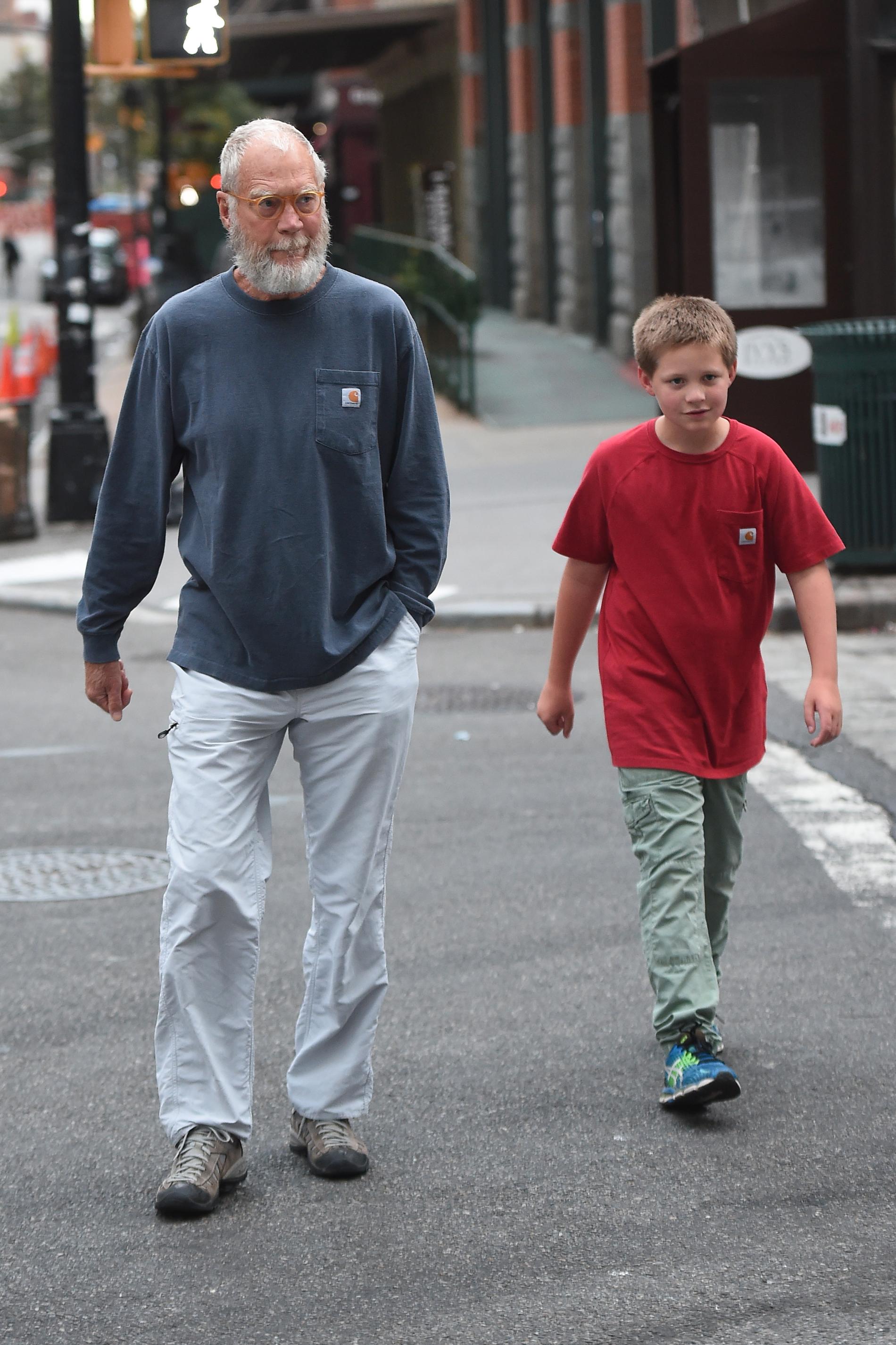 Letterman, sin son och sitt skägg på promenad