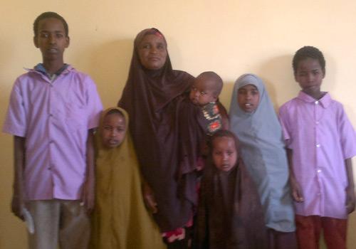 Geney Abdullahi Suleiman och hennes barn.