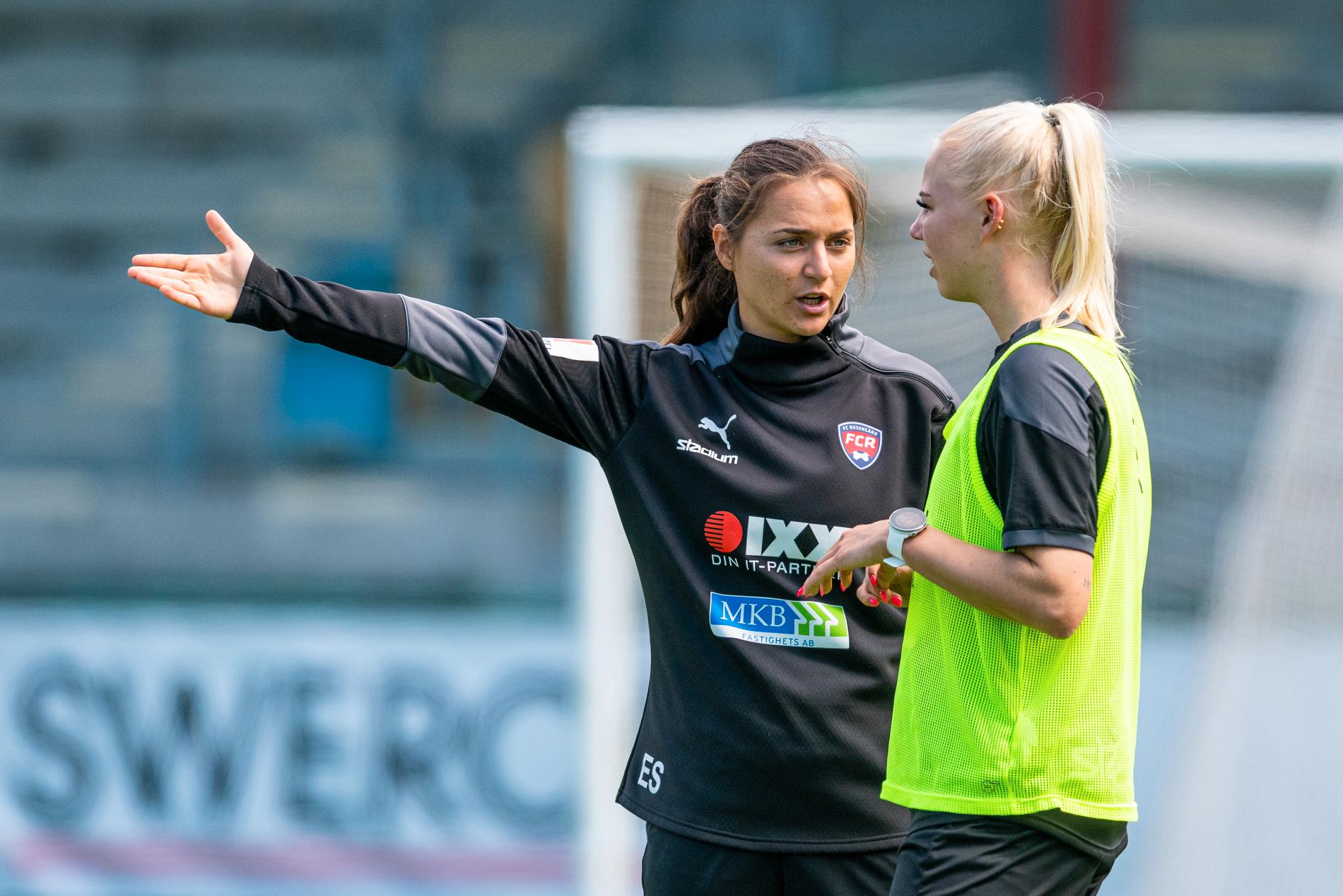 Elena Sadiku som assisterande träning i FC Rosengård.