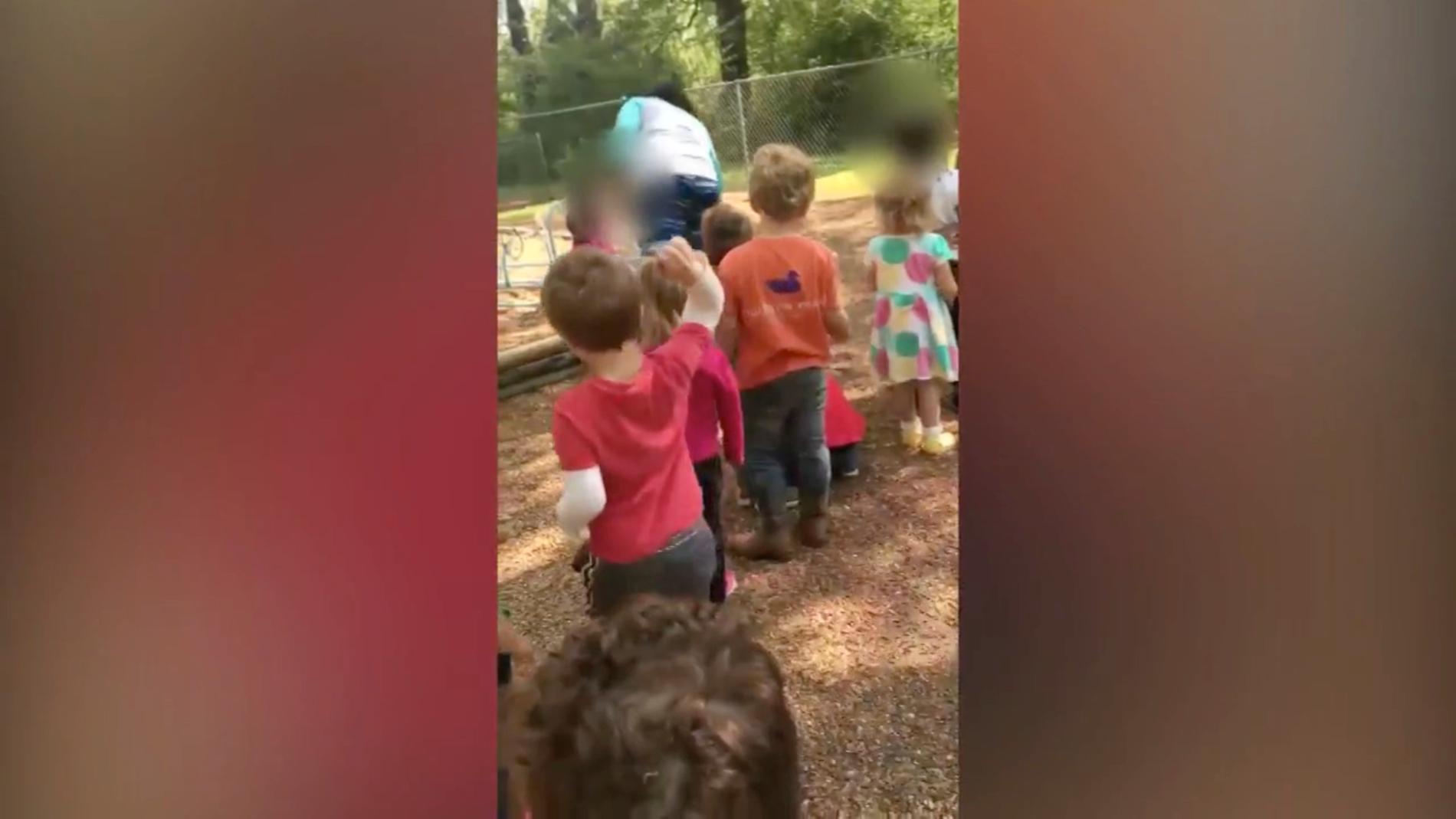 En lärare i Texas hetsade barn att kasta sten mot en kompis.