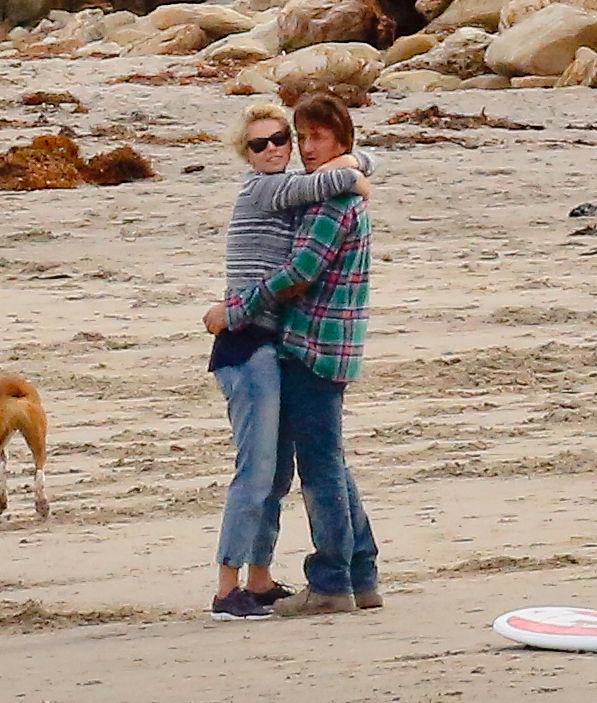 Charlize Theron och Sean Penn visar sin kärlek på stranden i  Malibu.