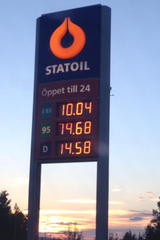 Höga bensinpriser i Jokkmokk! Men den fina midnattssolen är svårslagen.