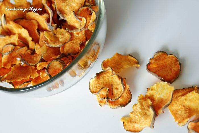 Nyttiga snacks – gör sötpotatis-chips i ugnen.