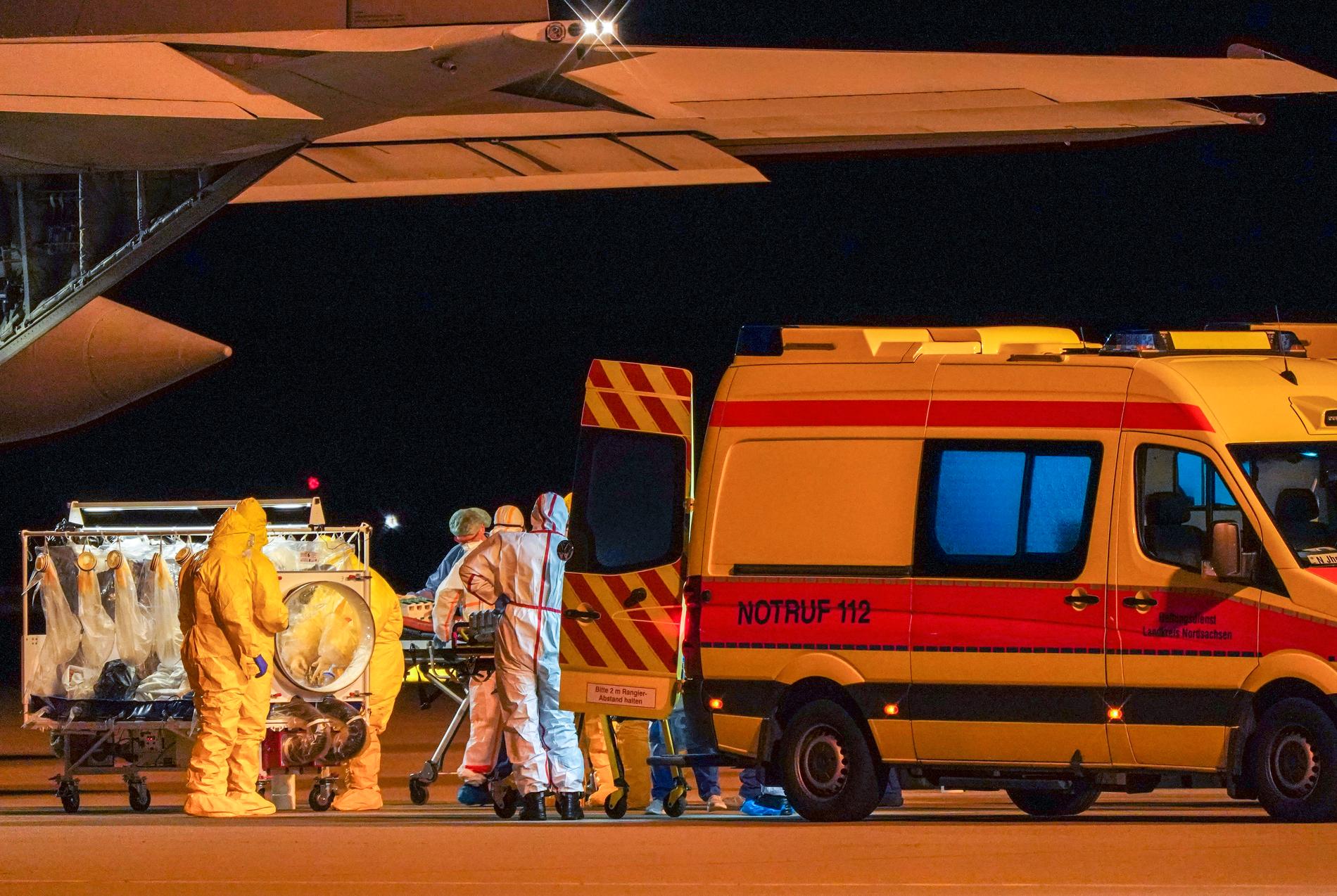 SCHKEUDITZ, TYSKLAND Italienska corona patienter anländer med flyg efter evakuering till Schkeuditz tidigt på tisdagen.