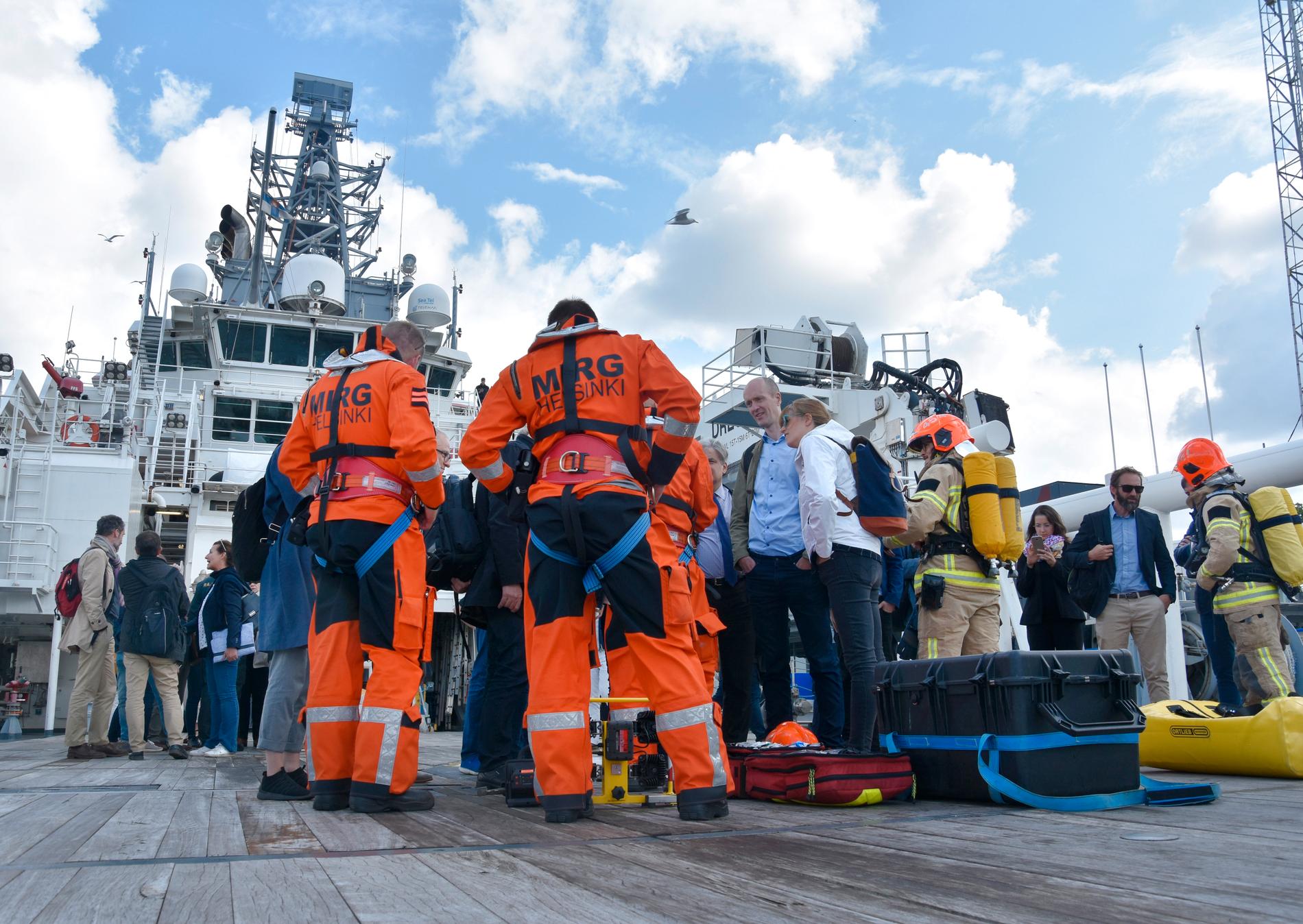 Ombord på kustbevakarfartyget Turva i Helsingfors hamn visar Finlands gränsbevakare och räddningstjänst upp sin utrustning.