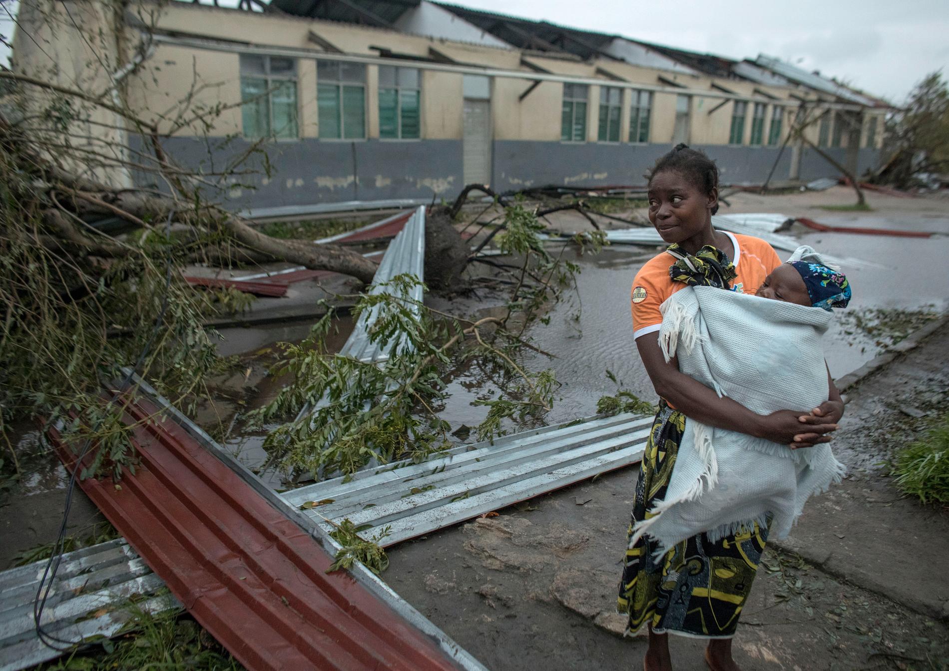 Människor i Beira tar skydd i skolor med avblåst tak. 90 procent av staden förstördes i cyklonen.