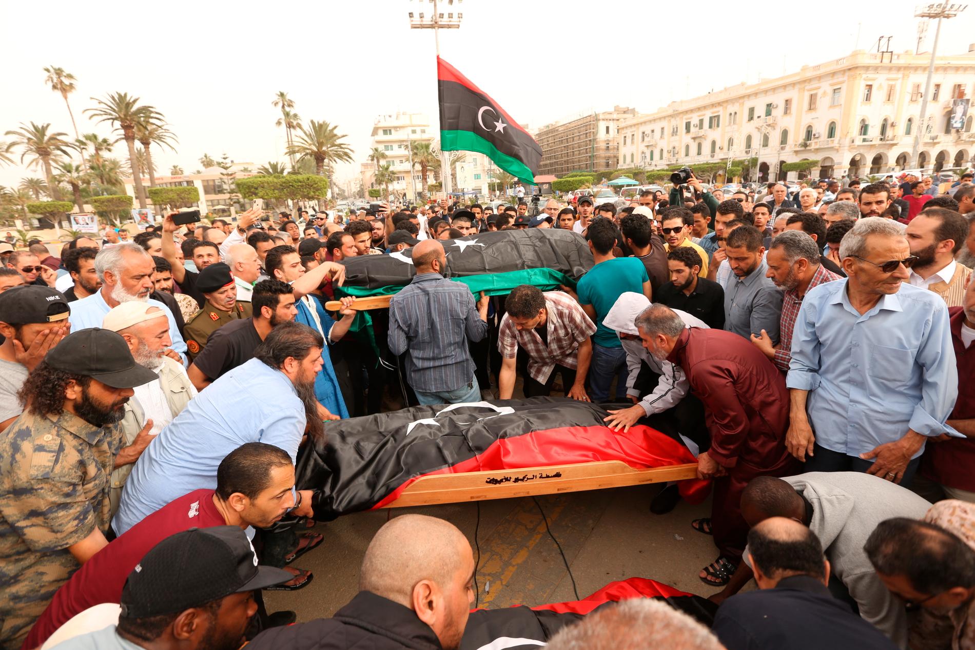 Invånare i Tripoli sörjer anhöriga och vänner som fallit offer för flygbombningar av Libyens huvudstad.