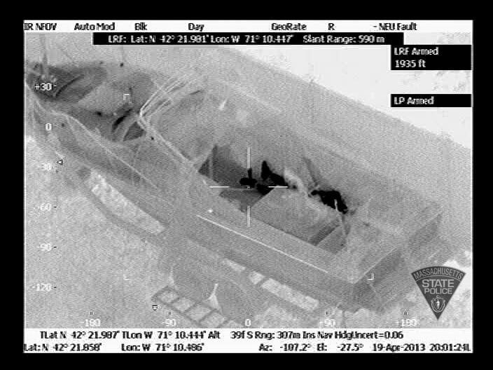 Dzjochar Tsarnajev ligger i båten, sedd genom en värmekamera.