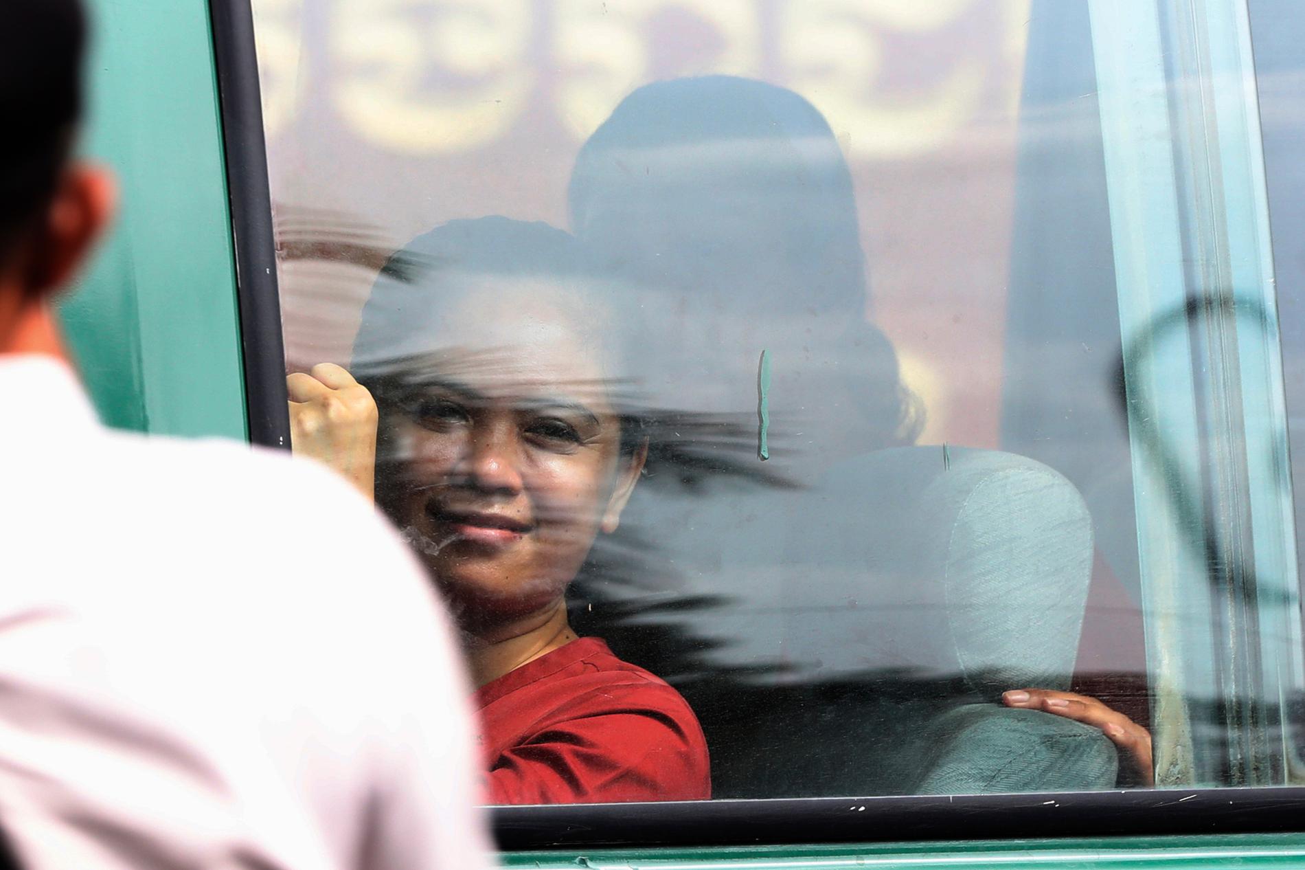 Sithar Chhim i en fängelsebil 25 maj 2023. Hon tilldelas årets Per Anger-pris för sin kamp för bättre arbetsvillkor i Kambodja.