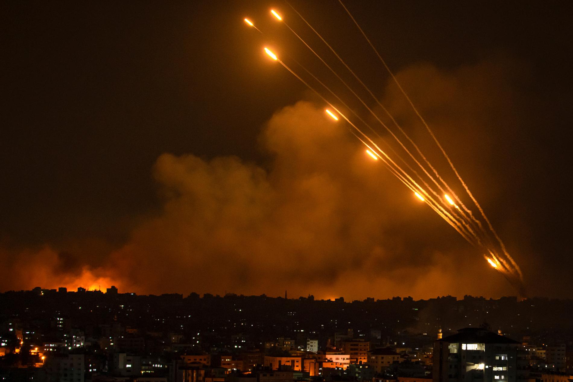 Raketer avfyrade från Gaza mot Israel. Bilden är från i söndags.