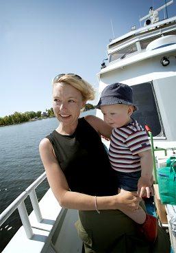 Pamilla Carlen, 32, och Elias Holm, 9 månader, tar båten.