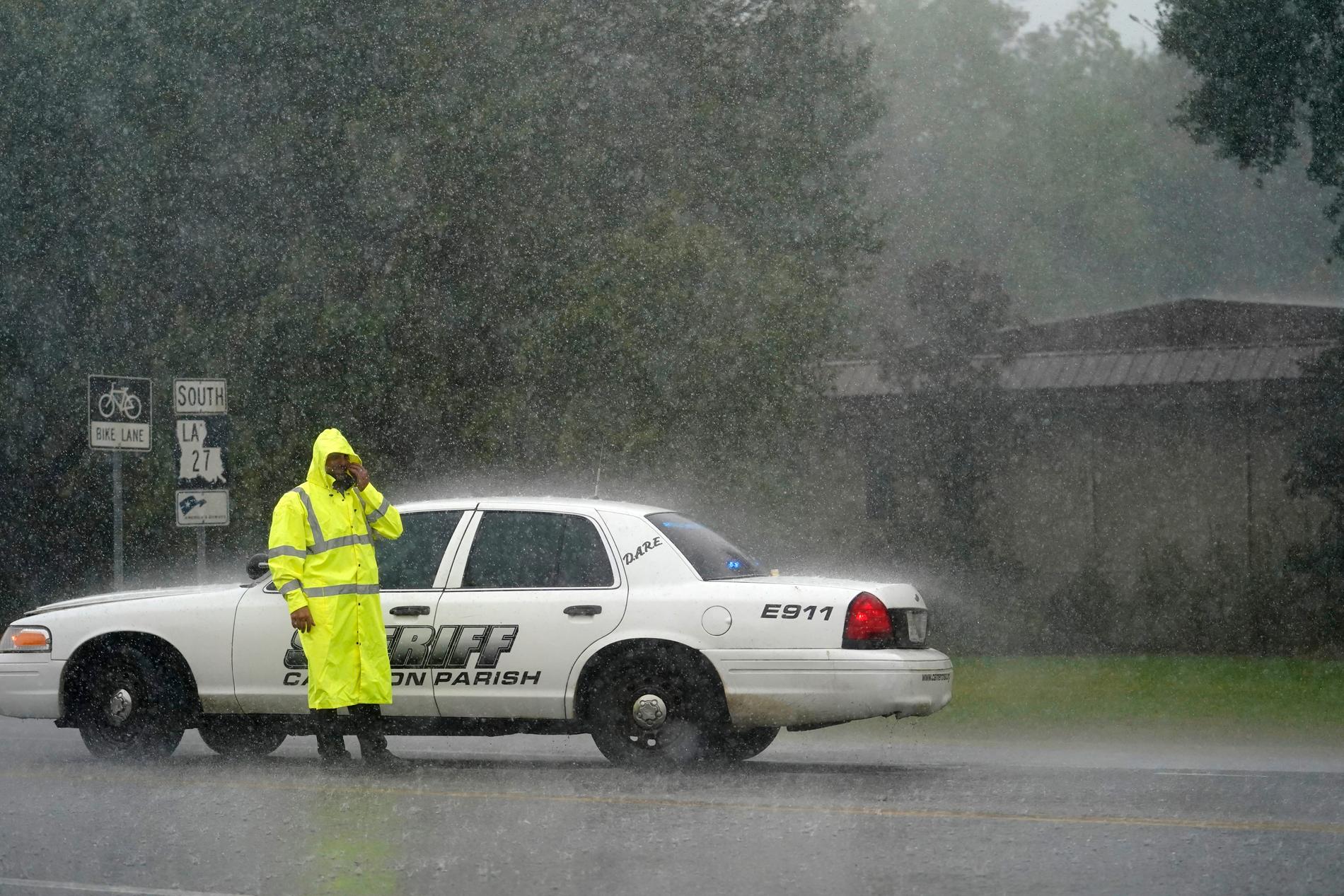 Polis bemannar en vägspärr i delstaten Louisiana.