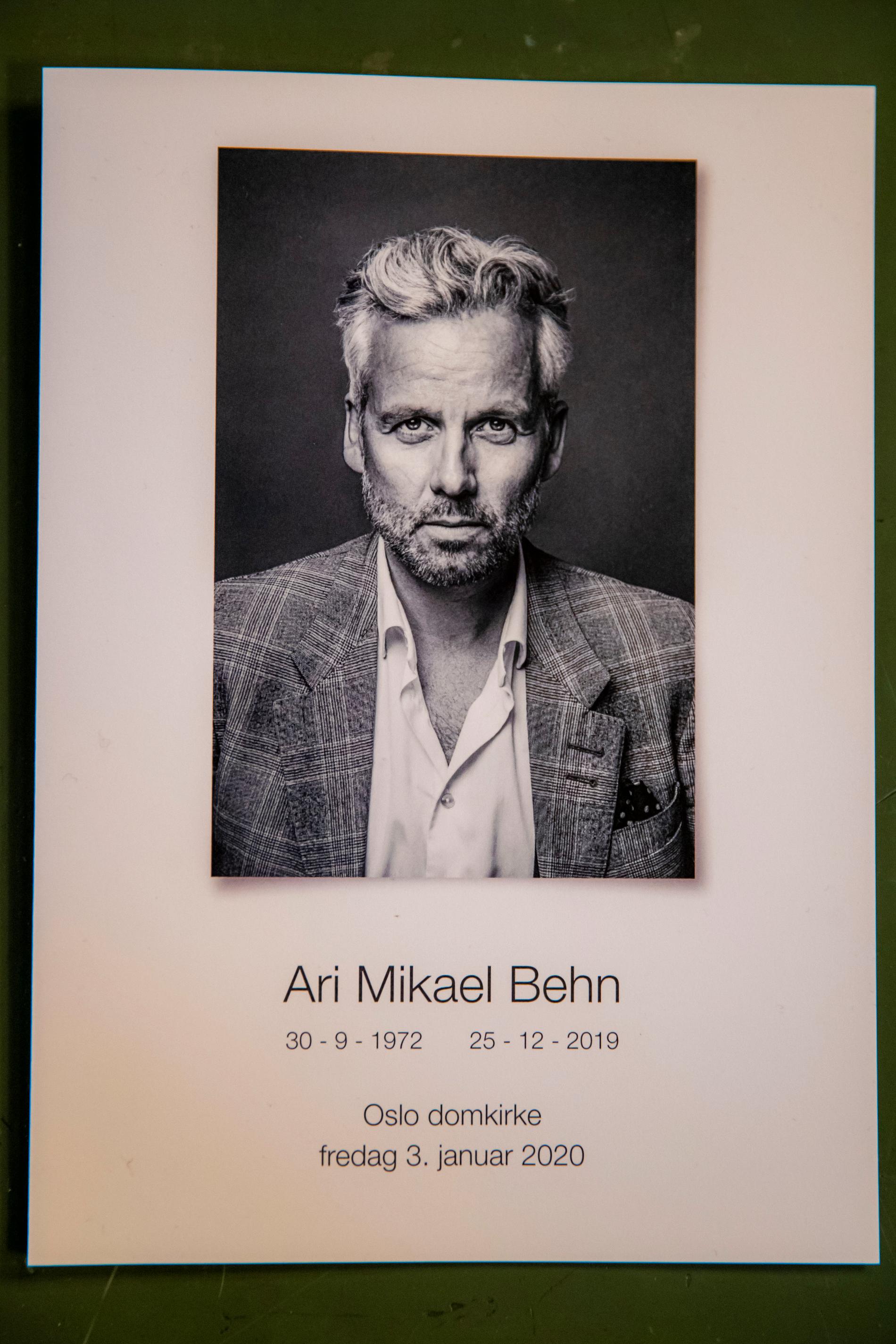 Fotografen och Ari Behns nära vän Per Heimli har tagit bilden till programbladet på första sidan inför Ari Behns begravning i Oslo domkirke.