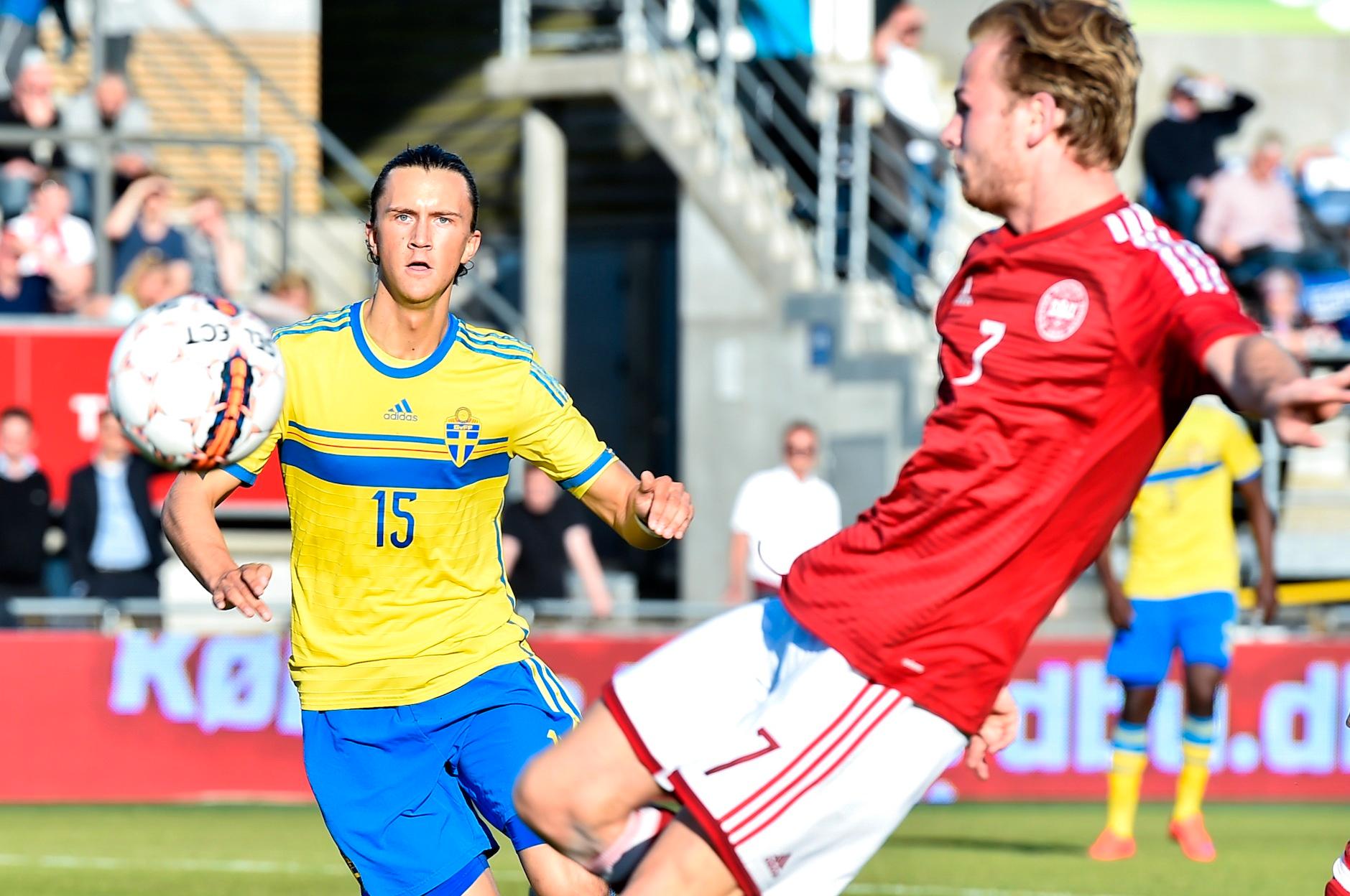 Kristoffer Olsson och Danmarks Viktor Fischer under U21-landskampen inför EM.