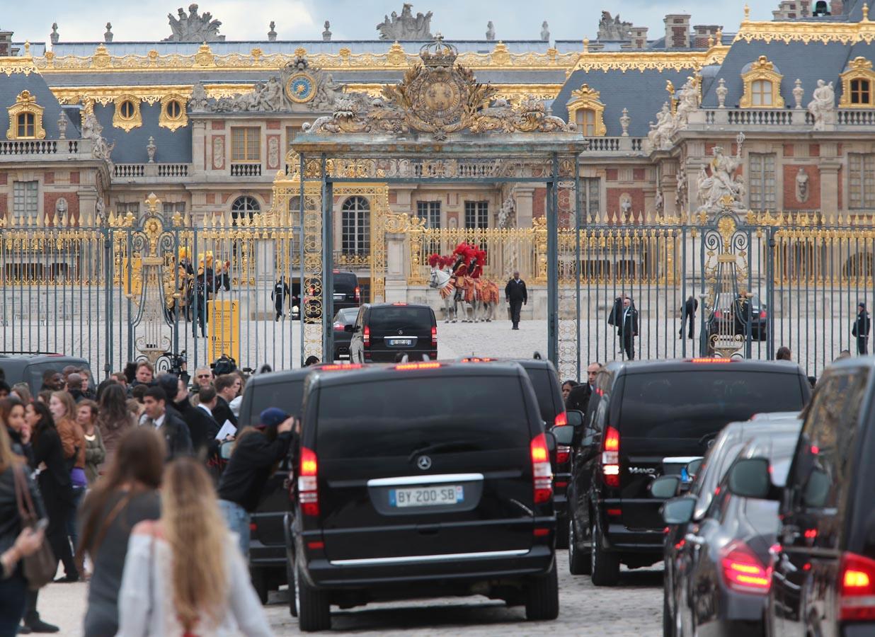 Svarta bilar anländer till Chateau de Versailles i Versailles på fredagen där Kim Kardashian och Kanye West befann sig i väntan på bröllopet.