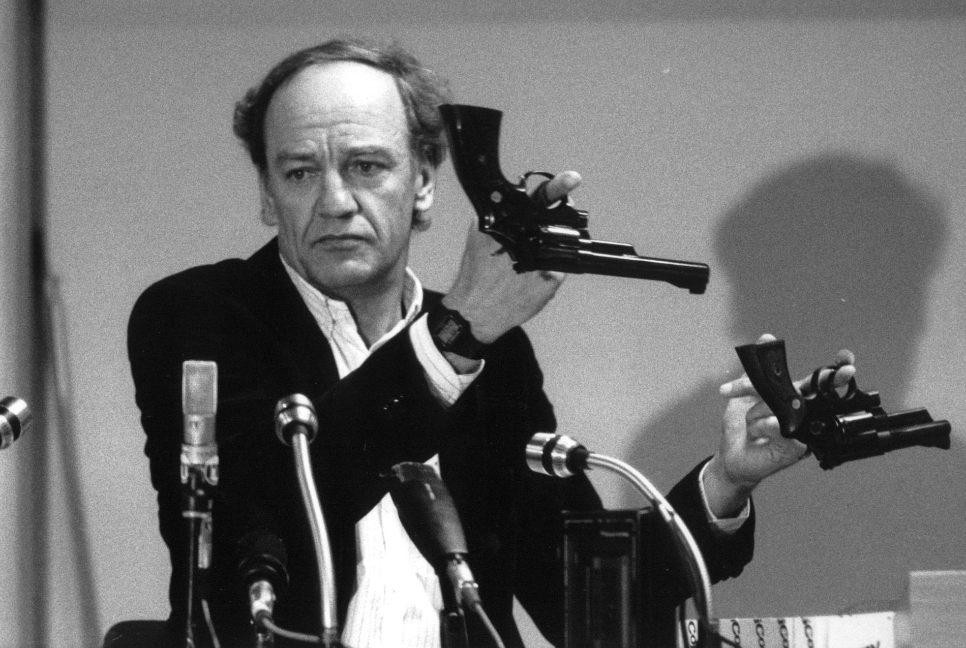 Hans Holmér var länspolismästare i Stockholm och tog inledningsvis rollen som spaningsledare för Palmeutredningen. Bilden från en presskonferens i mars 1986.