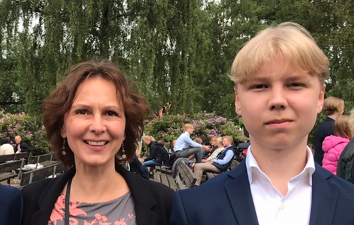 Mamma Erika Borg tillsammans med sonen Mattias.