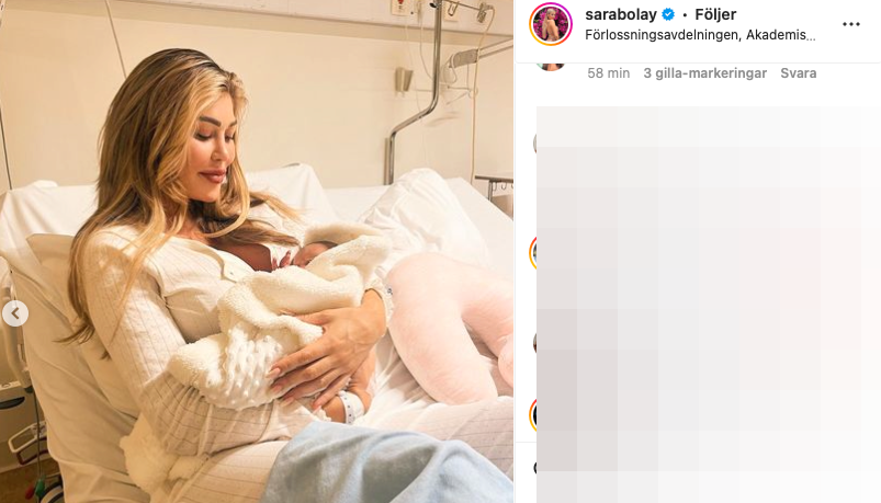 Sara Bolay visar upp nyfödda dottern.