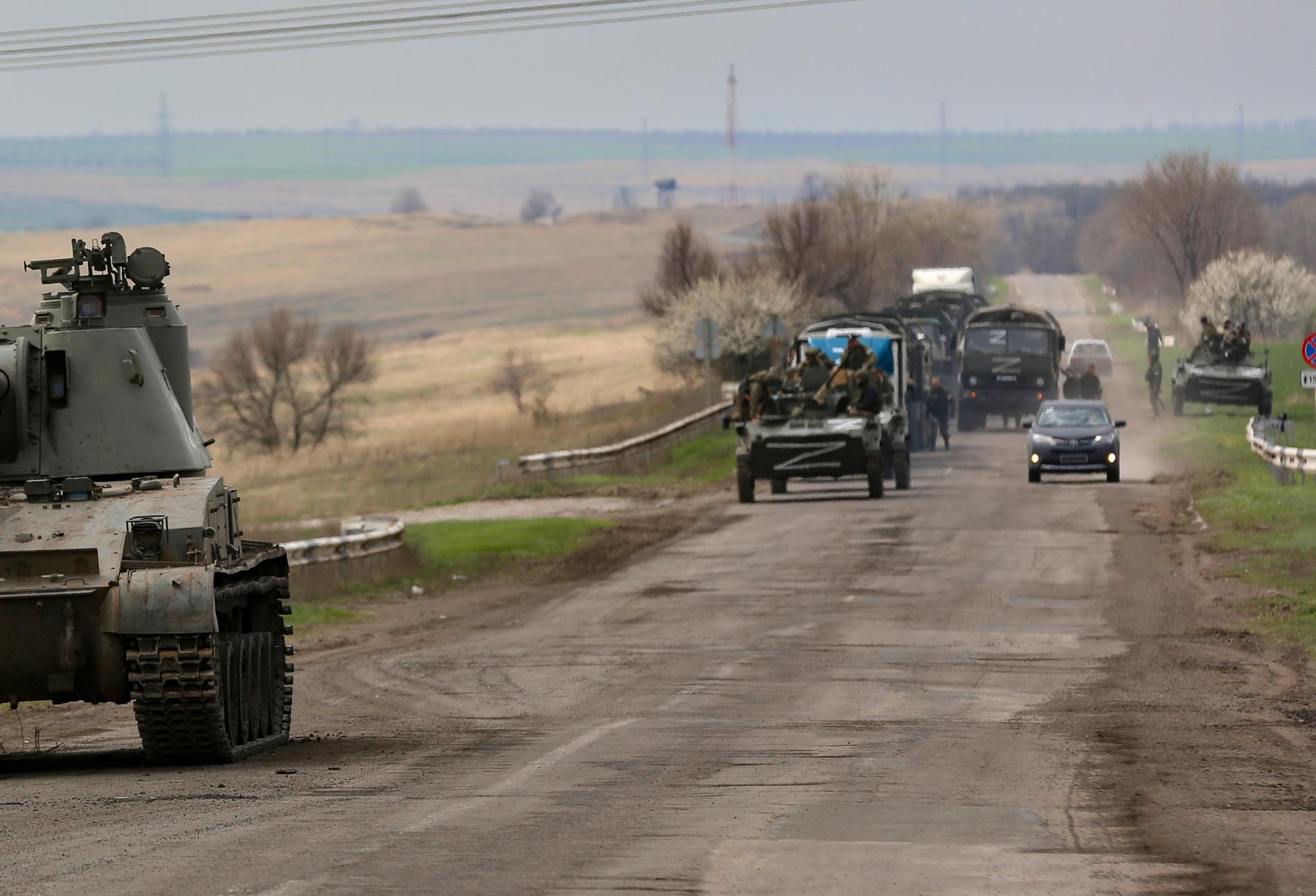 Ryska militärfordon syns nära Mariupol på måndagen.