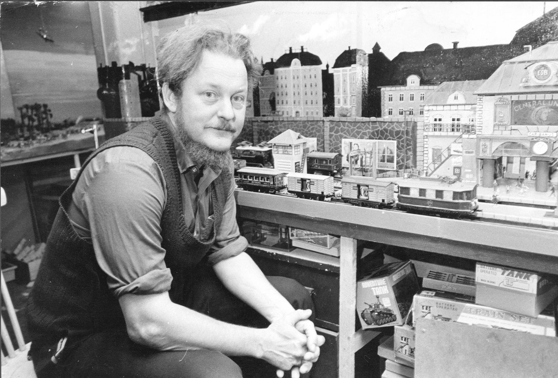 Peter dahl med sin modelljärnväg 1975. 