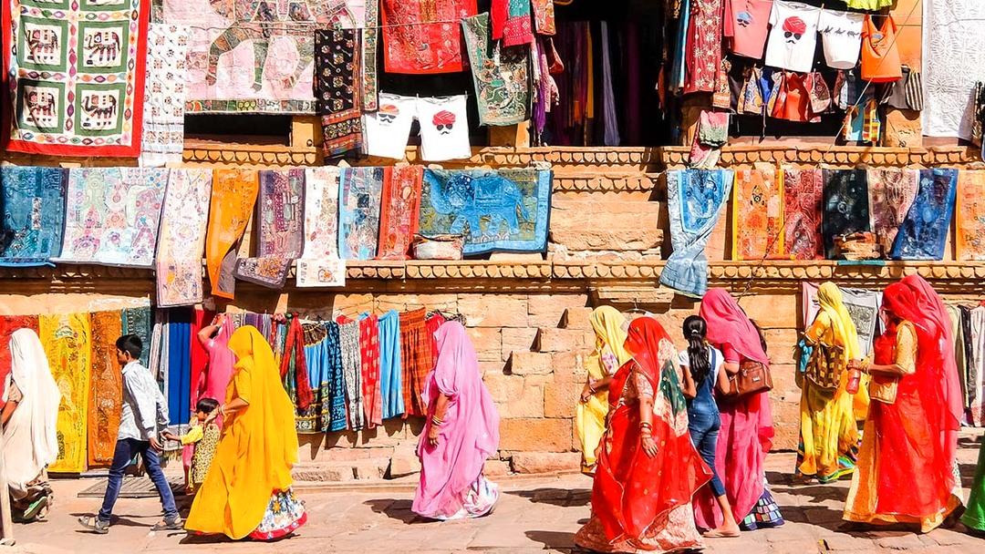 Jaipur i Indien har en omfattande textilproduktion. Stora mängder färgämnen släpps ut i sjöar och vattendrag men nu har forskare vid Chalmers Tekniska högskola tillsammans med Malaviya National Institute of Technology Jaipur i Indien, hittat cellulosabaserad reningsmetod av vattnet.