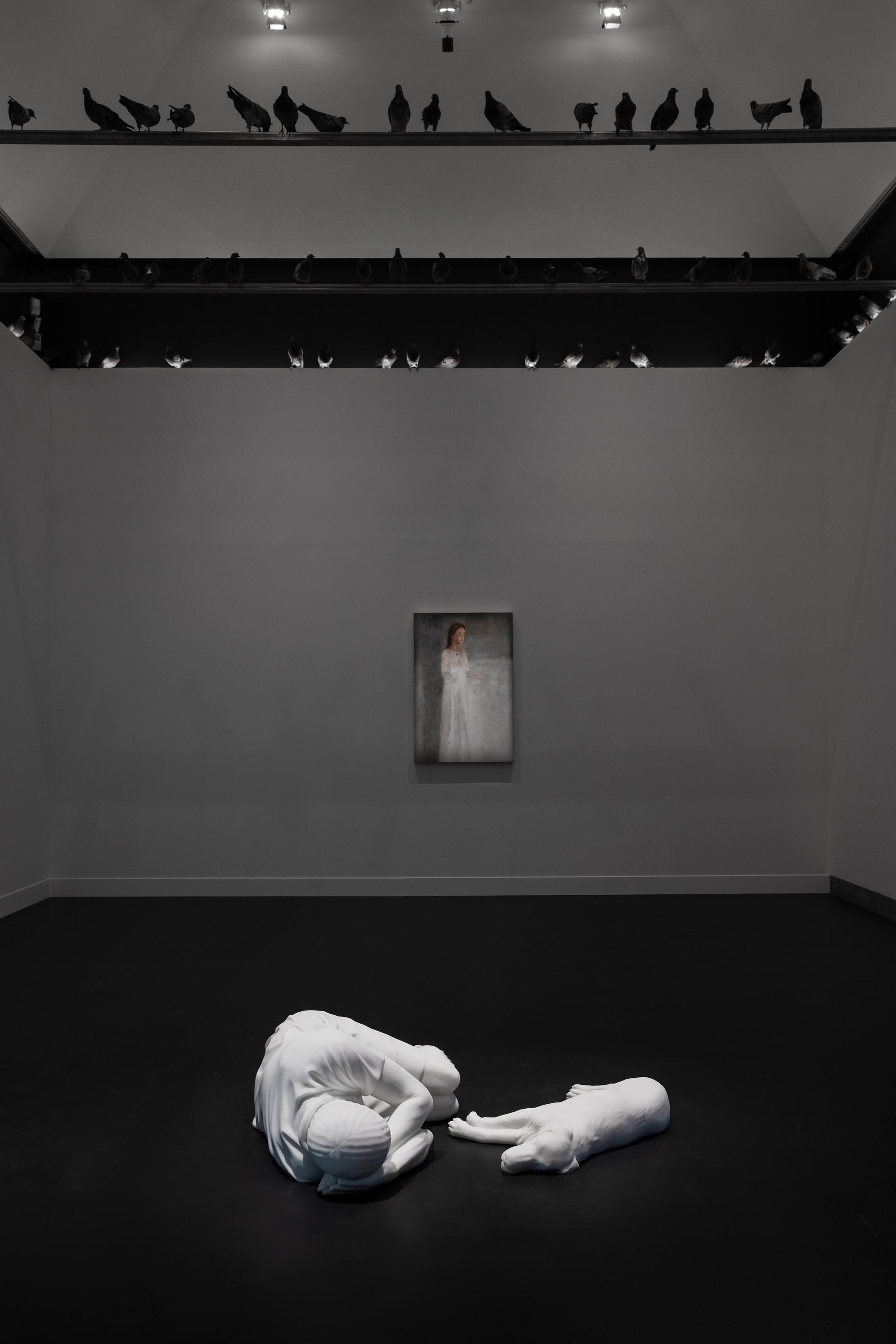 Maurizio Cattelan ”Breath” (2023), © Maurizio Cattelan 2024. I bakgrunden ur Cecilia Edefalks serie ”Elevator” (1988), samt Cattelans ”Ghosts”.
