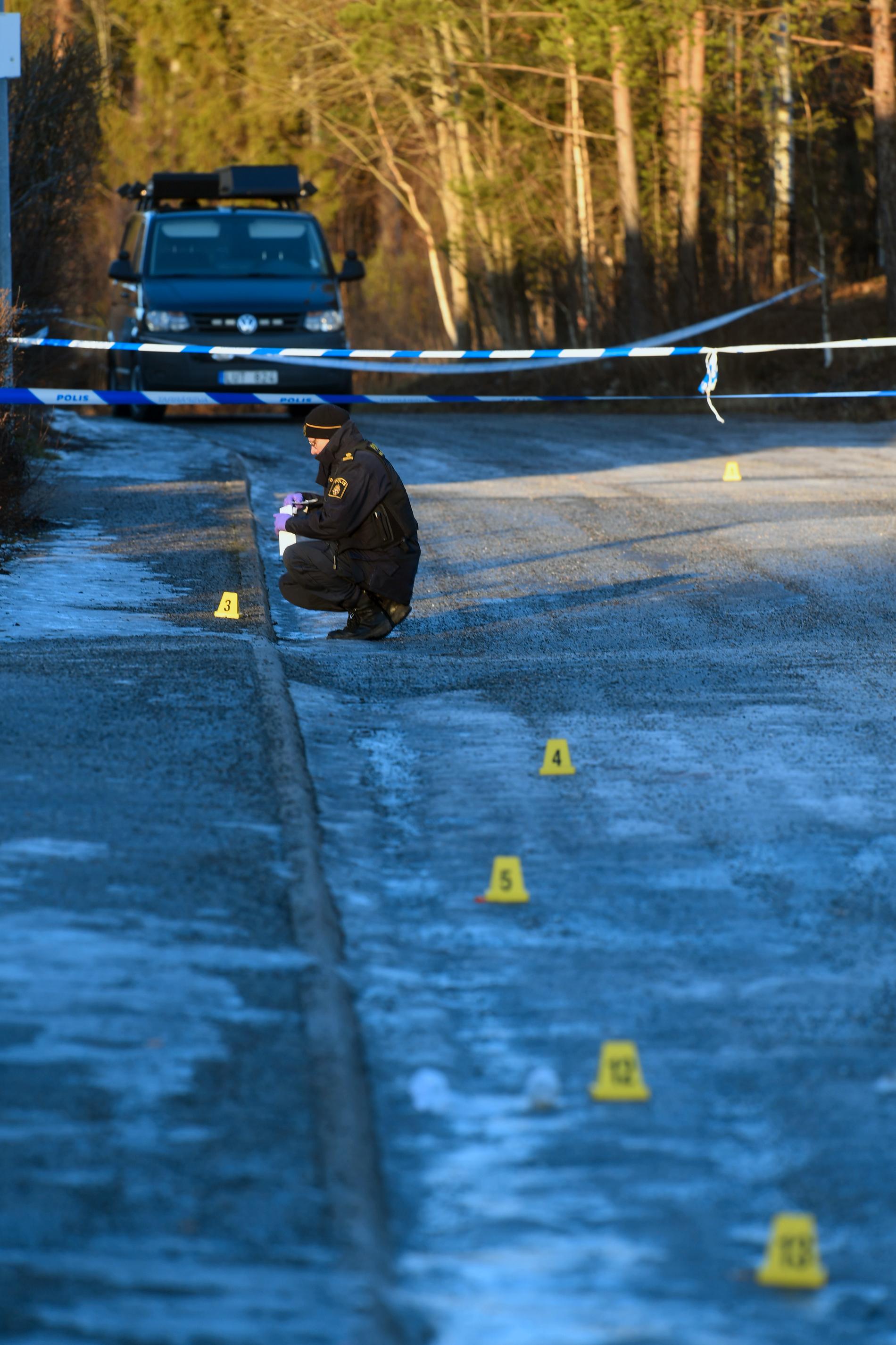 Misstänkt mord i radhusområde i Täby. Tekniker undersöker platsen