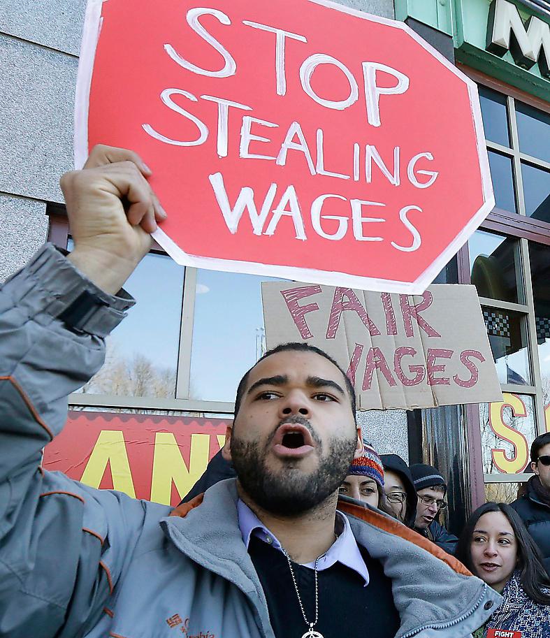 Demonstration i Boston mot låga löner för anställda på snabbmatsrestauranger. Foto: AP