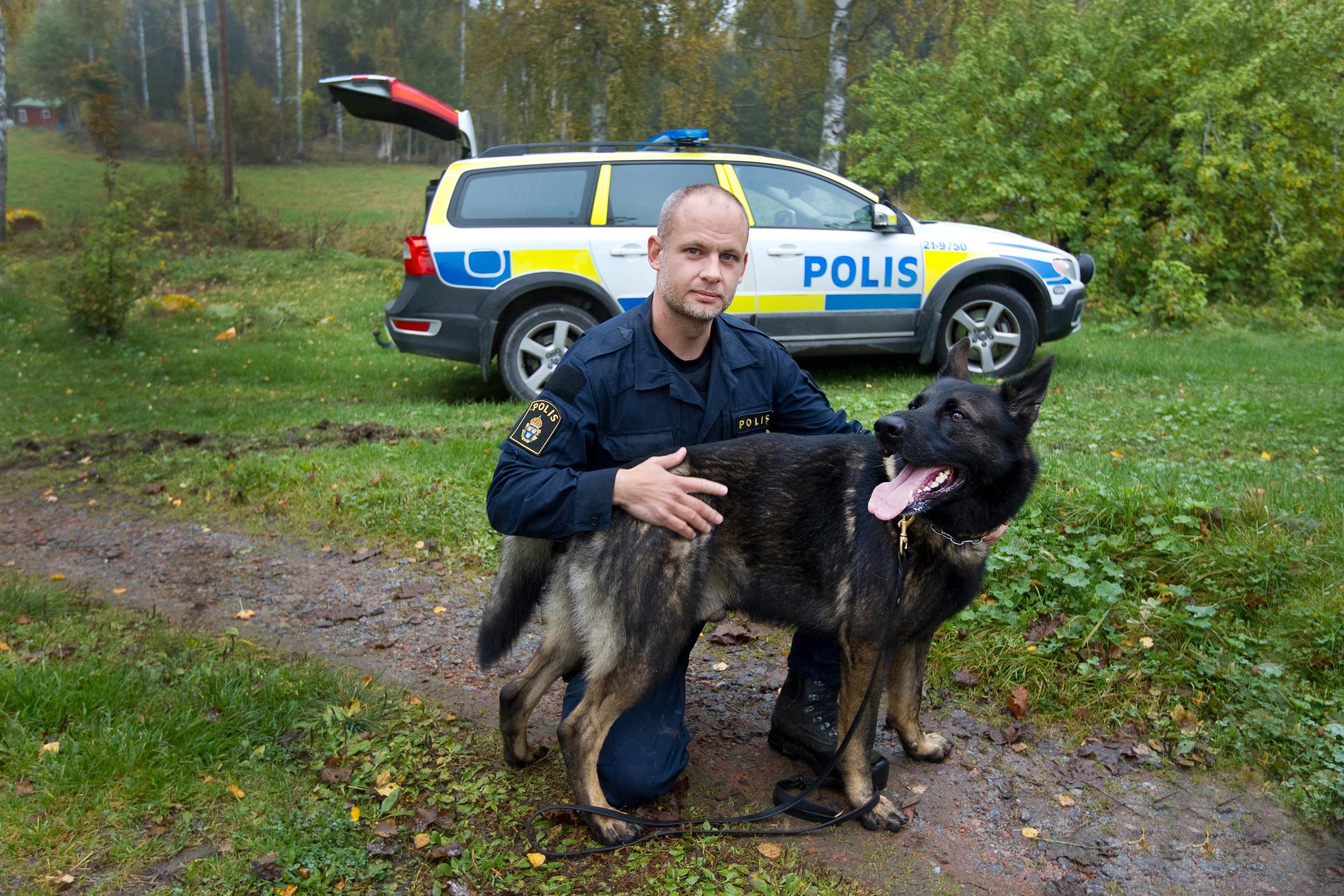 – Det är fantastiskt när man kan rädda någon eller fånga den där tjuven tack vare hundarnas fantastiska luktsinne. Jag hoppas att man inser nyttan och satsar mer på hundverksamheten. Vi ska vara 15 enbart i Uppsala, men är bara fem godkända hundförare nu, säger han.