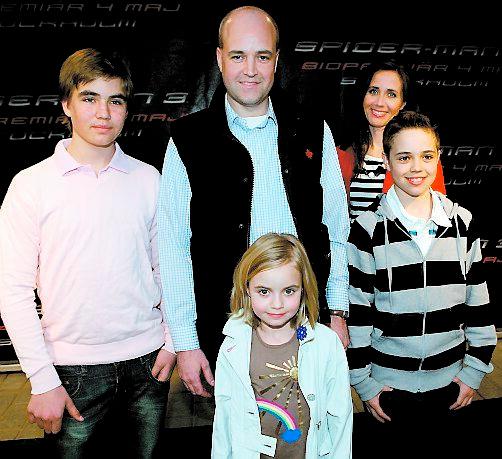 Hela familjen Reinfeldt med barnen Gustaf, Ebba och Erik på biopremiär.