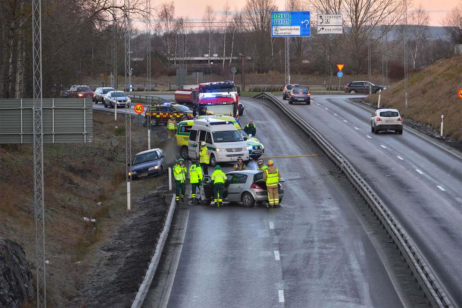 I Östergötland har flera olyckor inträffat efter att halkan slog till. På E22:an kolliderade två fordon vid 09:20 i morse. Enligt polisen var det mycket halt på platsen.