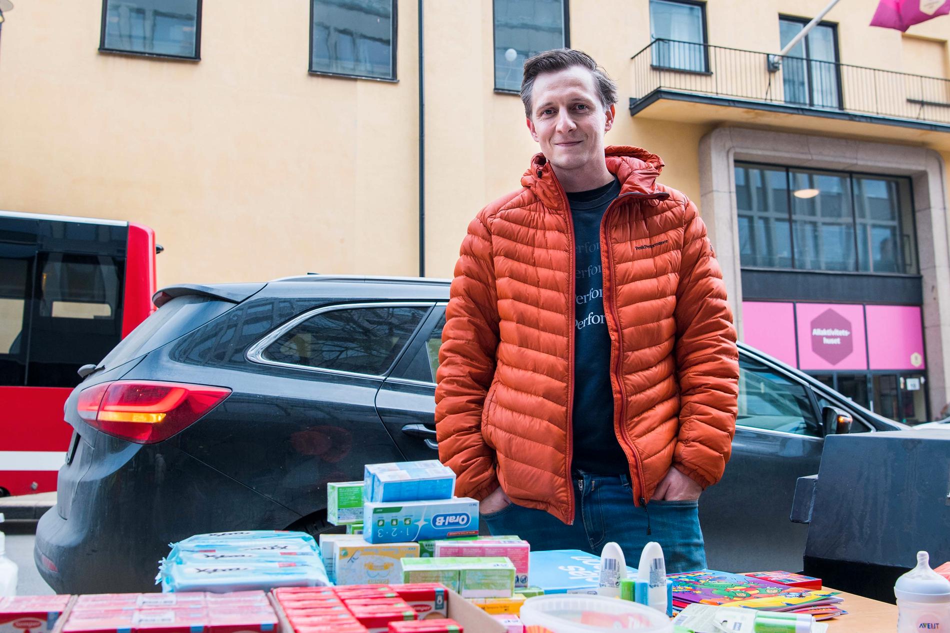 Mido Salkić delar ut hygienartiklar, leksaker och annat som personer från Strängnäs skänkt. 