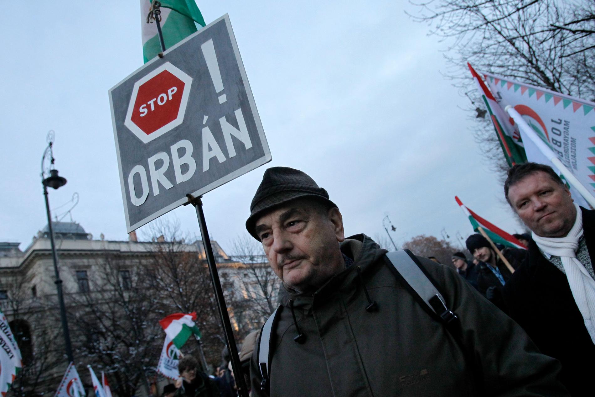 På Budapests gator samlades många demonstranter 16 december för att protestera mot Viktor Orbáns ”slavlag” som ger arbetsgivare rätt att kräva mer övertid.