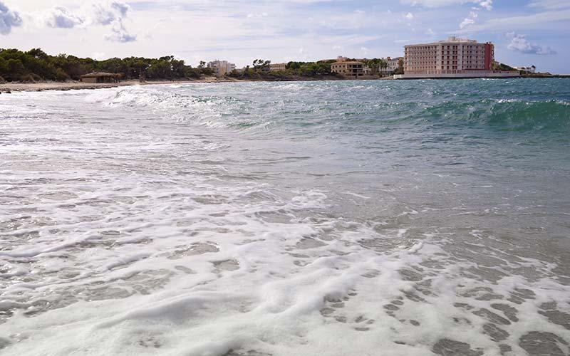 Stranden Estrenc på den norra delen av Mallorca, är en av öns ”pärlor” enligt Carlos Sarmiento hos Spanska Turistbyrån