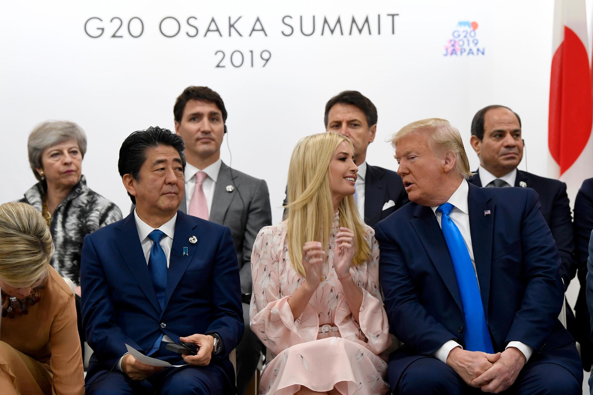 Ivanka Trump omgiven av stats- och regeringschefer vid G20-mötet i Osaka, Japan.