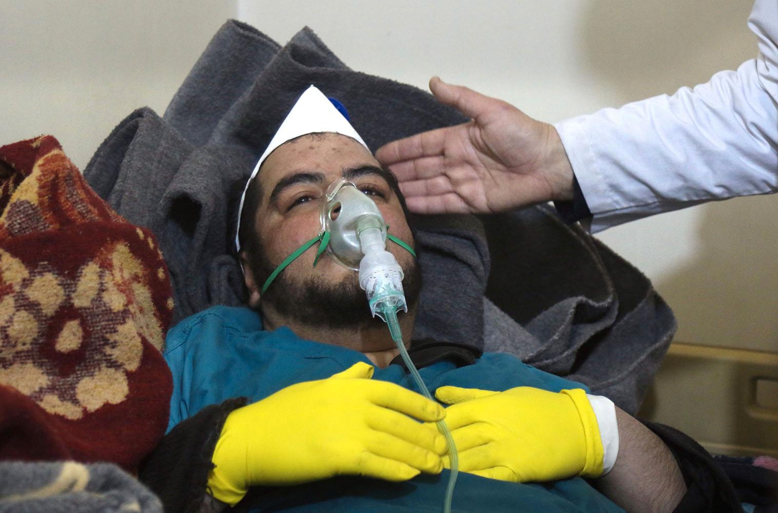 En man vårdas för skadorna efter kemvapenattacken i Khan Sheikhun, Syrien.