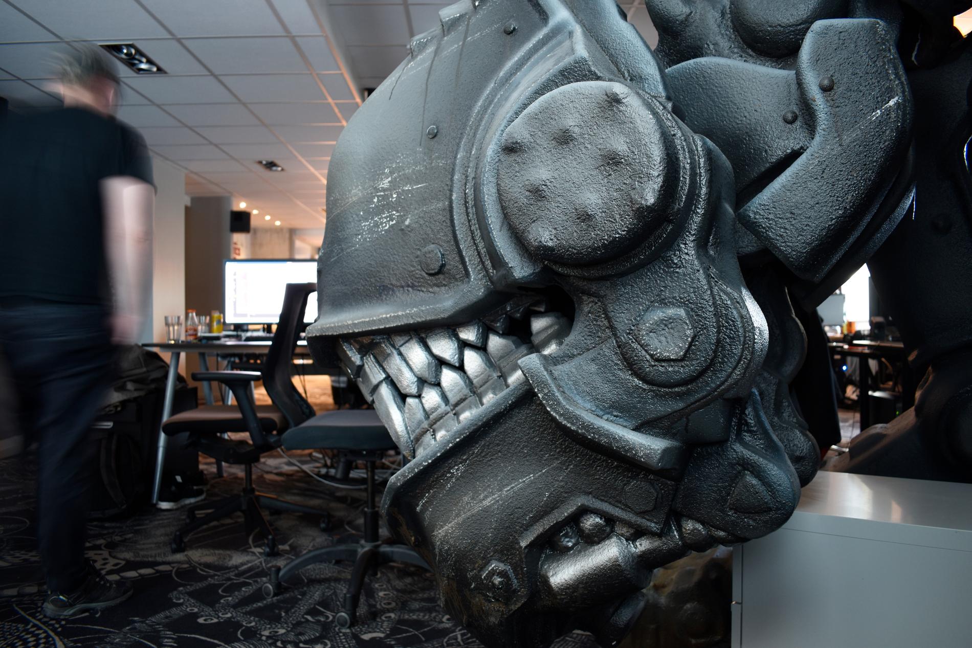 I kontorslandskapet i Machinegames lokaler i Uppsala står en modell av en Panzerhund, som förekommer i företagets "Wolfenstein"-spel. Nu är den spelserien satt på paus, och fokus ligger på "Indiana Jones".