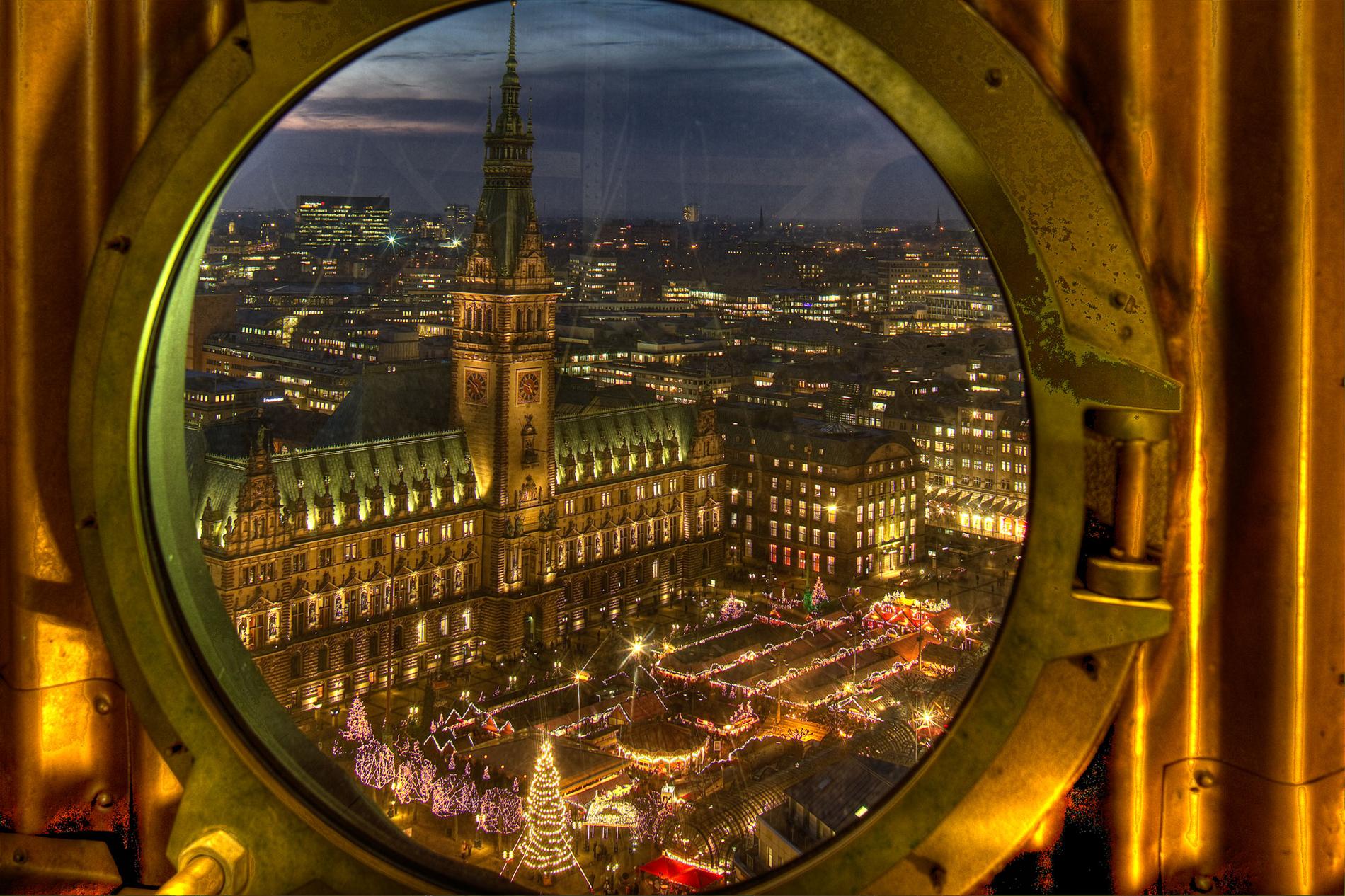Kvällsvy över Hamburgs glittrande julmarknad.