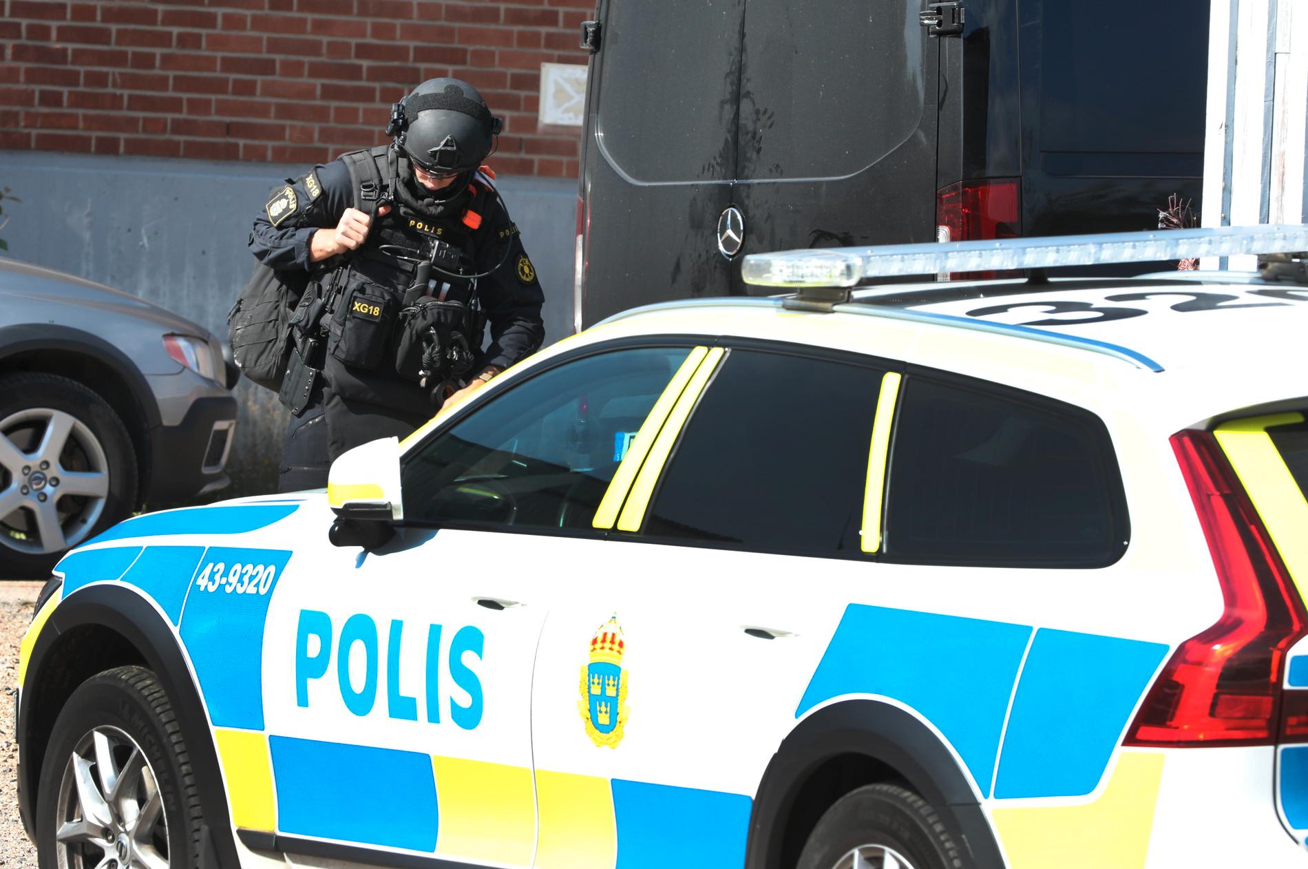 Polisen slår till mot en lokal i Värnamo.